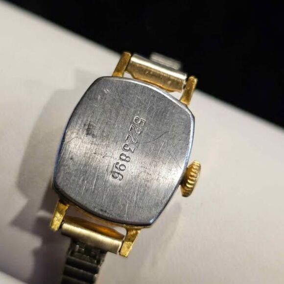 Vintage Russian Zarja ladies 17 jewel watch. Running!
